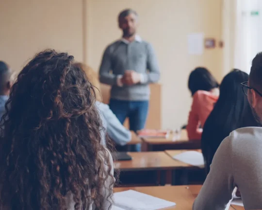 Profesor frente a los alumnos en clase. Profesor con dilatada experiencia en preparar oposiciones.